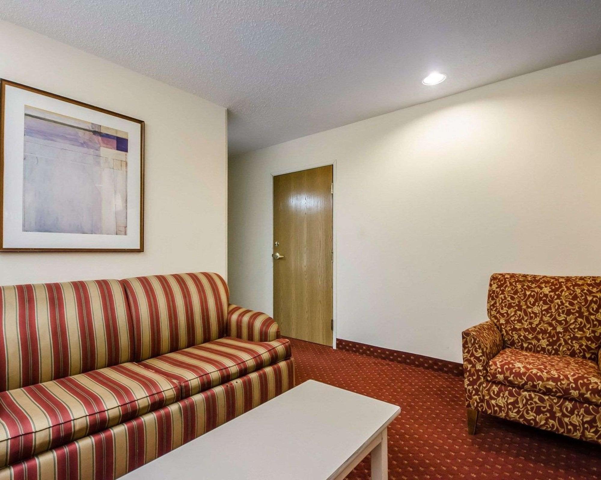 Econo Lodge Inn & Suites Evansville Stevenson Exterior photo